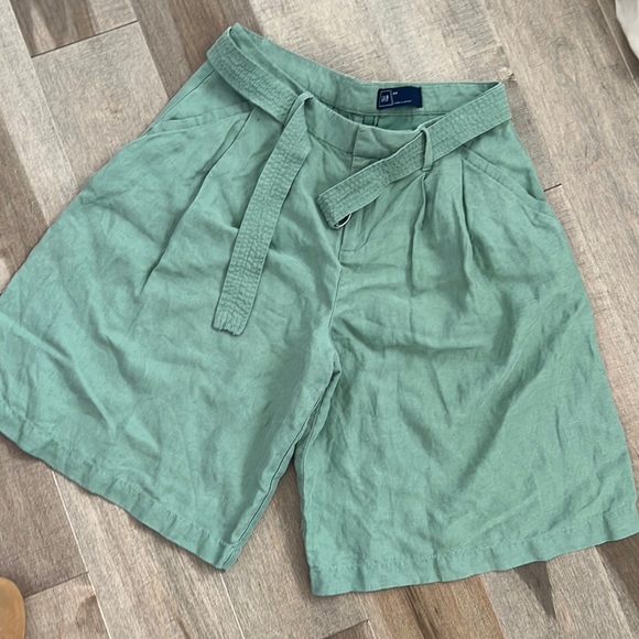 Gap safe green high waisted bermuda shorts, size 4 linen blend - Picture 1 of 6